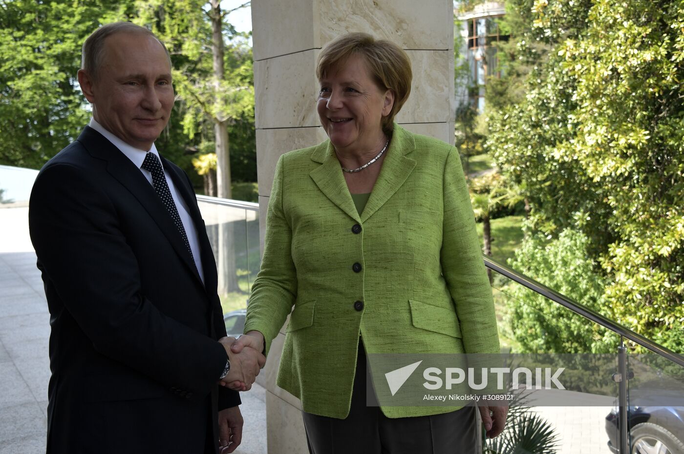 Vladimir Putin holds talks with Angela Merkel