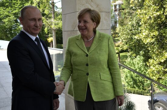 Vladimir Putin holds talks with Angela Merkel
