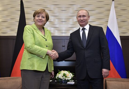 Vladimir Putin holds talks with Angela Merkel