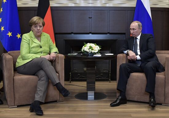 Vladimir Putin holds talks with Angela Merkel