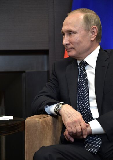 Vladimir Putin holds talks with Angela Merkel