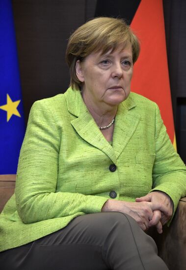 Vladimir Putin holds talks with Angela Merkel