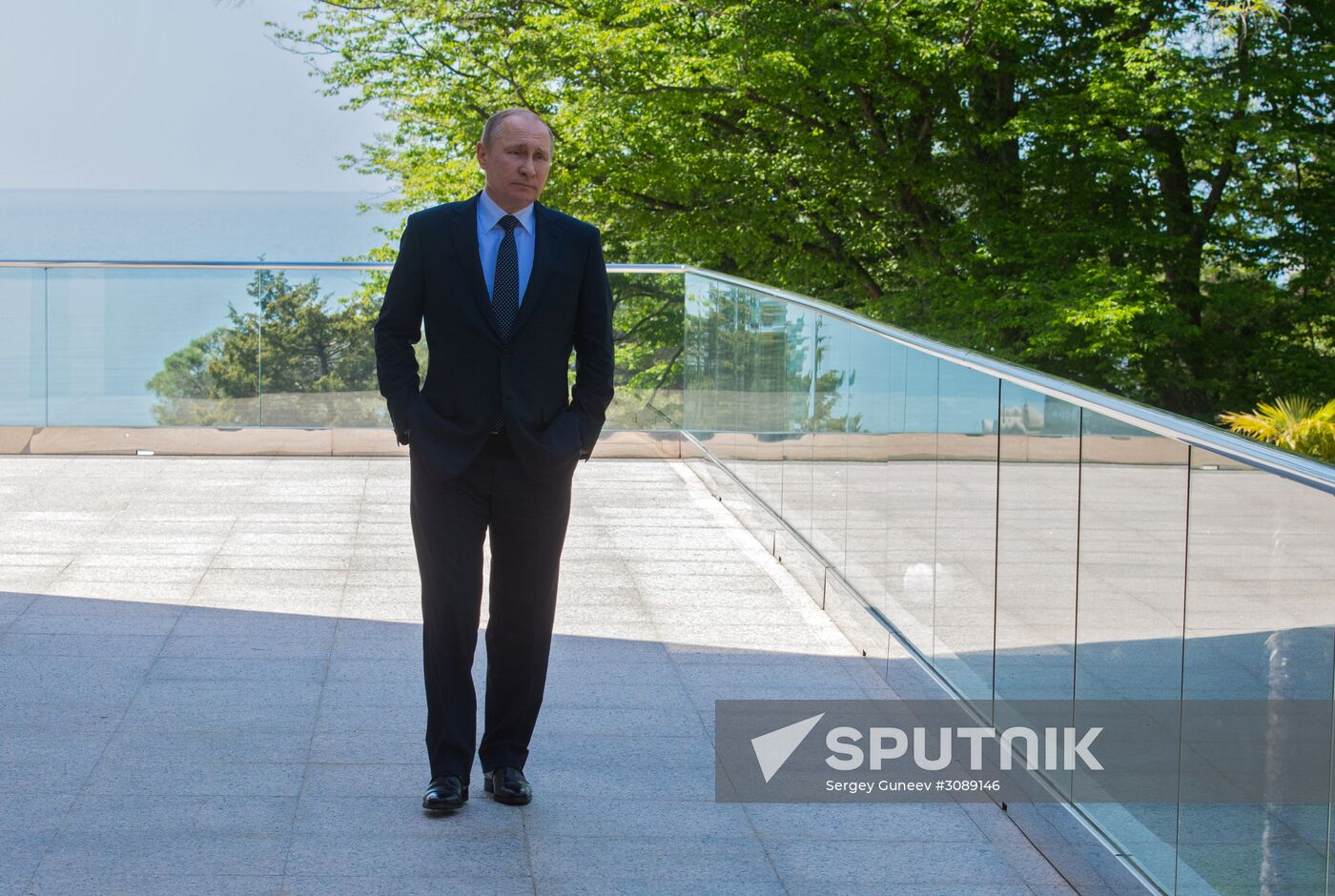 Vladimir Putin holds talks with Angela Merkel