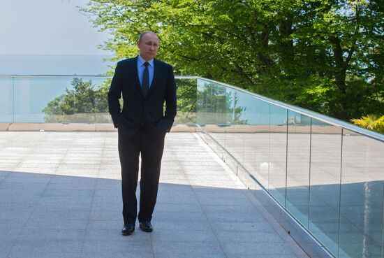 Vladimir Putin holds talks with Angela Merkel