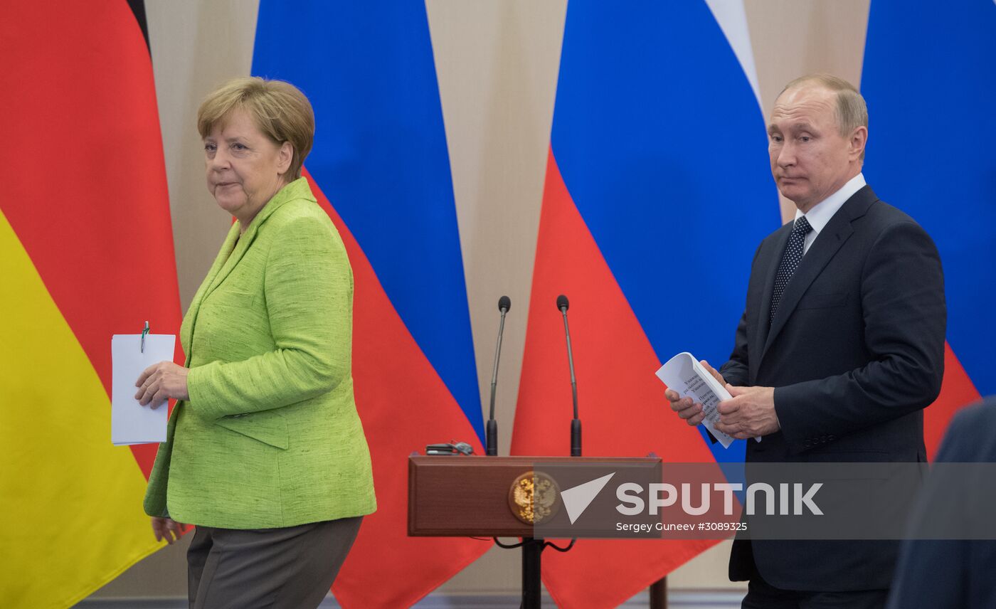 Vladimir Putin holds talks with Angela Merkel