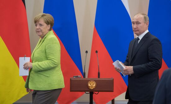 Vladimir Putin holds talks with Angela Merkel