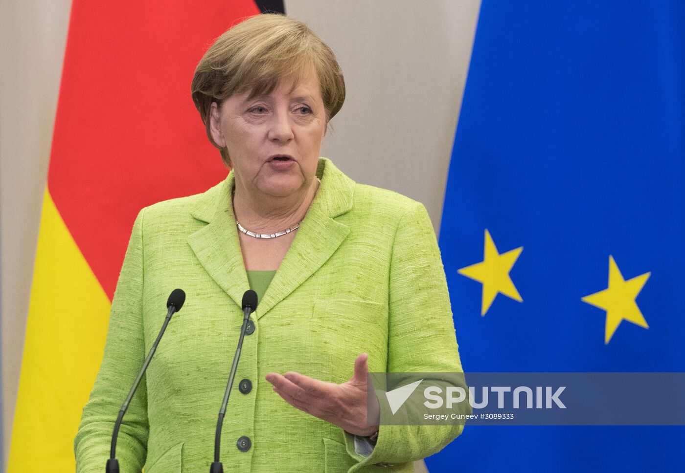 Vladimir Putin holds talks with Angela Merkel