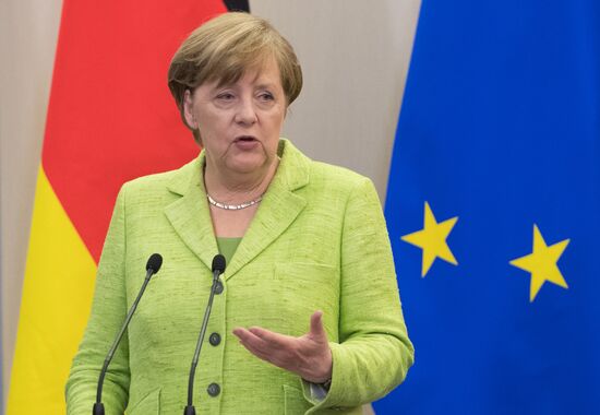 Vladimir Putin holds talks with Angela Merkel