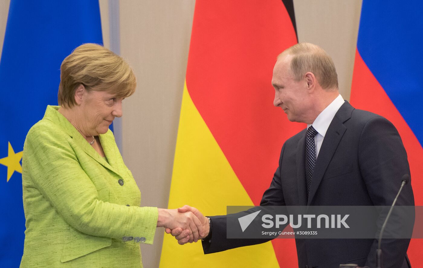 Vladimir Putin holds talks with Angela Merkel
