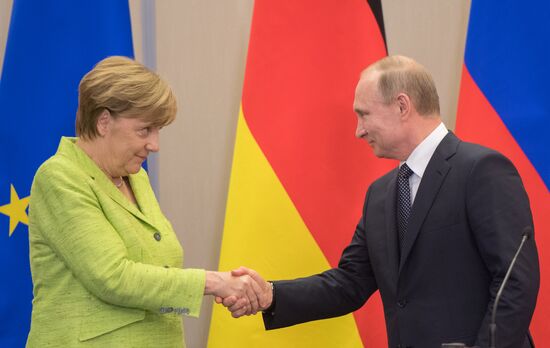 Vladimir Putin holds talks with Angela Merkel