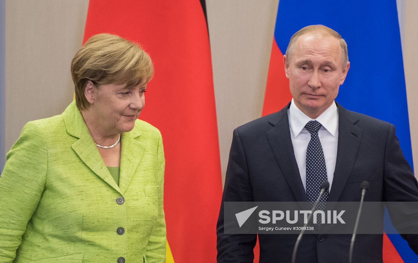 Vladimir Putin holds talks with Angela Merkel