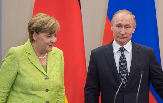 Vladimir Putin holds talks with Angela Merkel