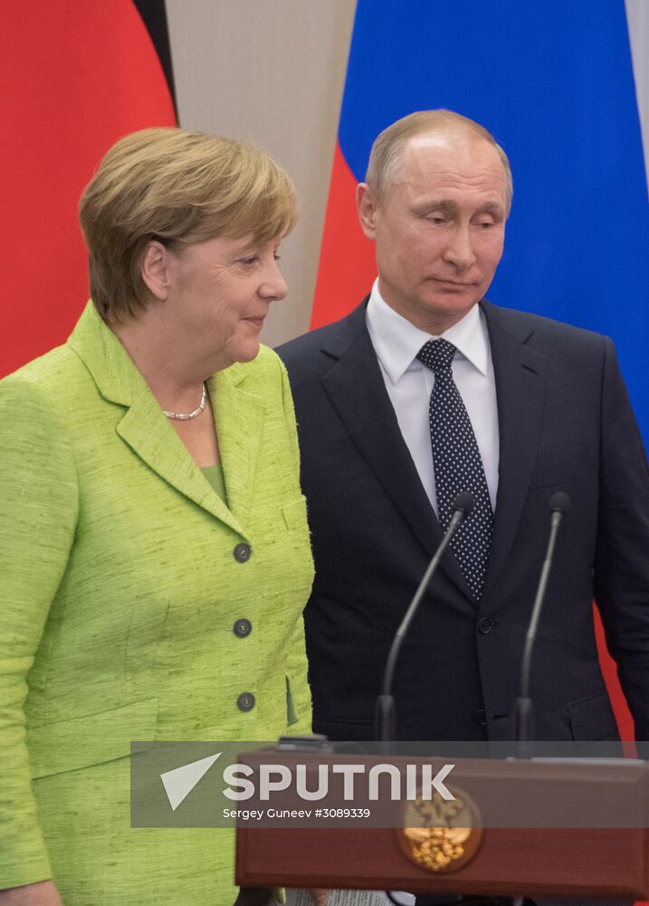 Vladimir Putin holds talks with Angela Merkel