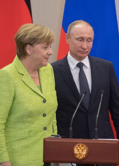 Vladimir Putin holds talks with Angela Merkel
