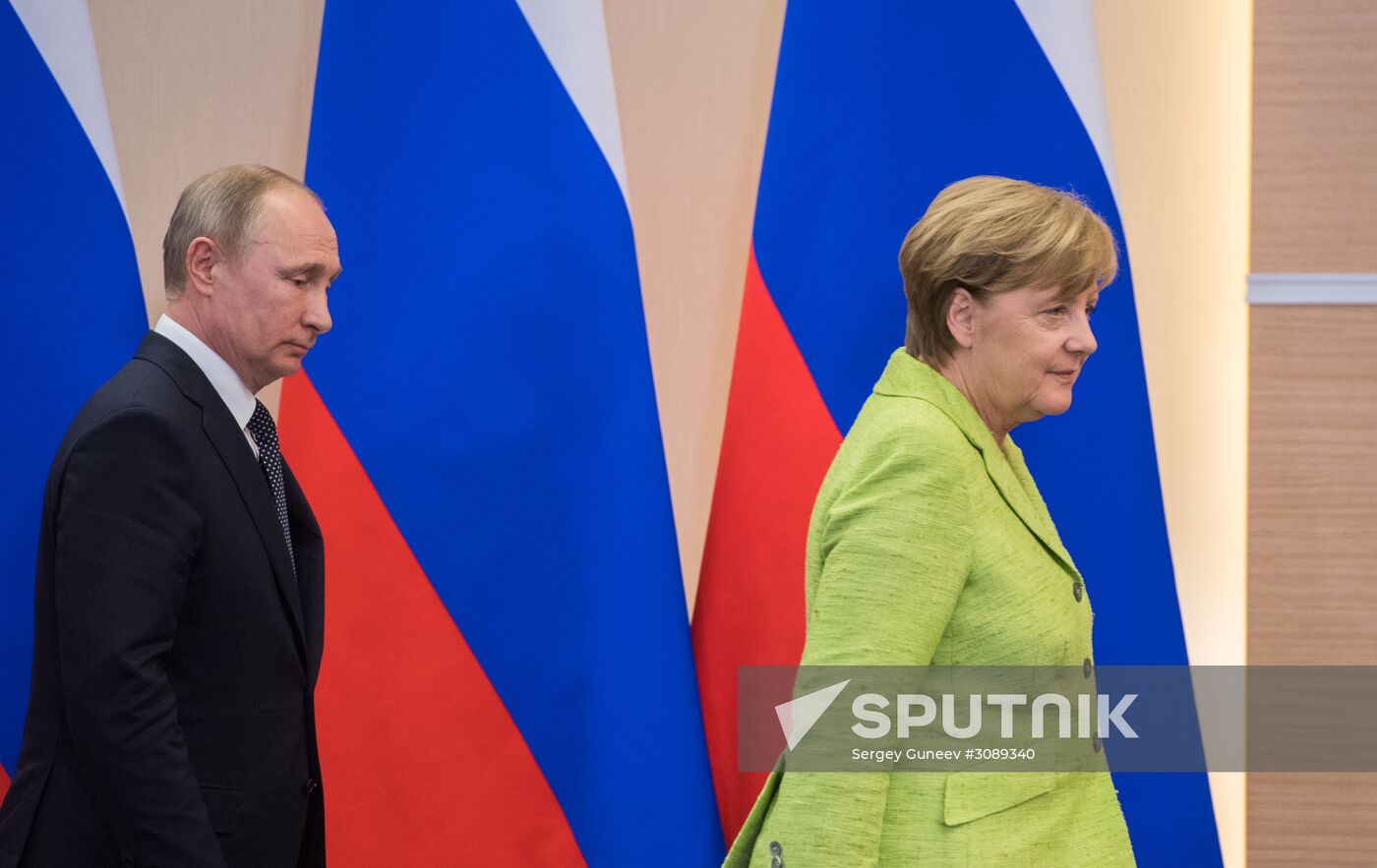 Vladimir Putin holds talks with Angela Merkel