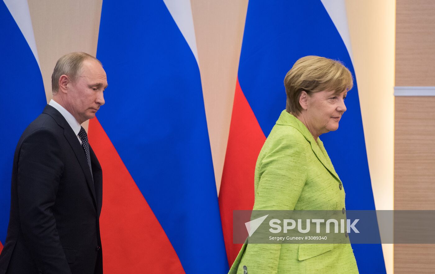 Vladimir Putin holds talks with Angela Merkel