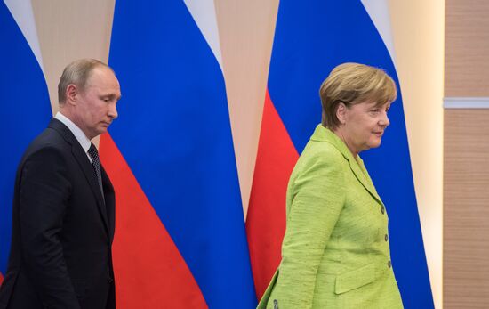 Vladimir Putin holds talks with Angela Merkel