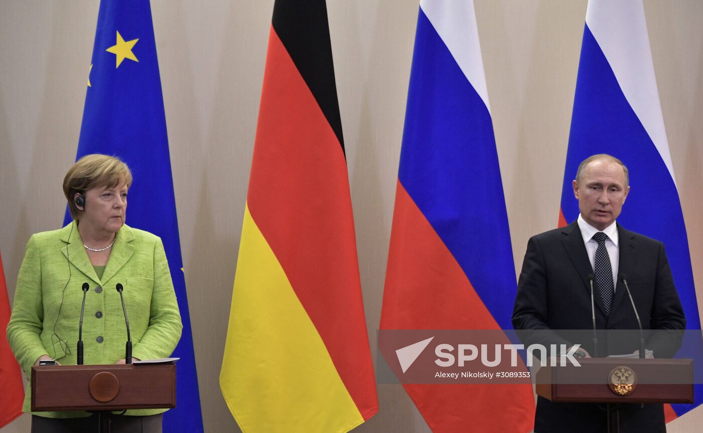 Vladimir Putin holds talks with Angela Merkel