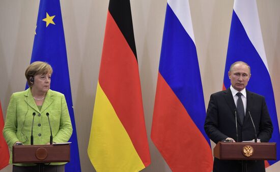 Vladimir Putin holds talks with Angela Merkel