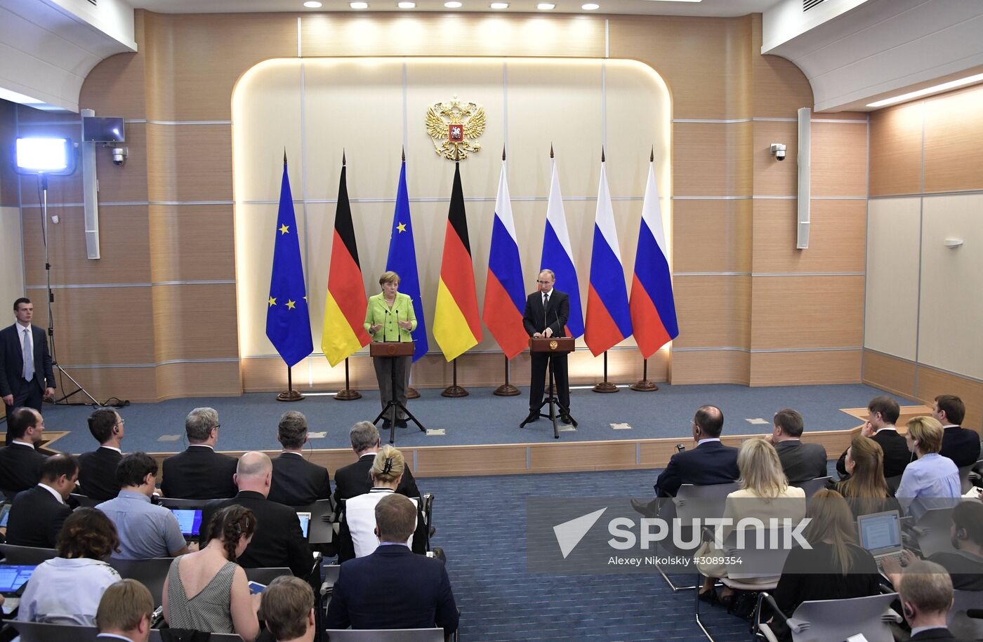 Vladimir Putin holds talks with Angela Merkel