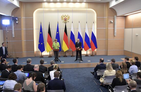 Vladimir Putin holds talks with Angela Merkel