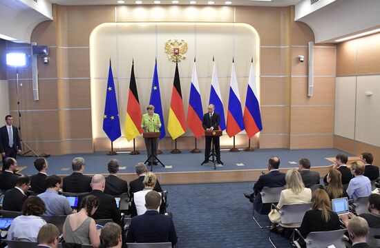 Vladimir Putin holds talks with Angela Merkel