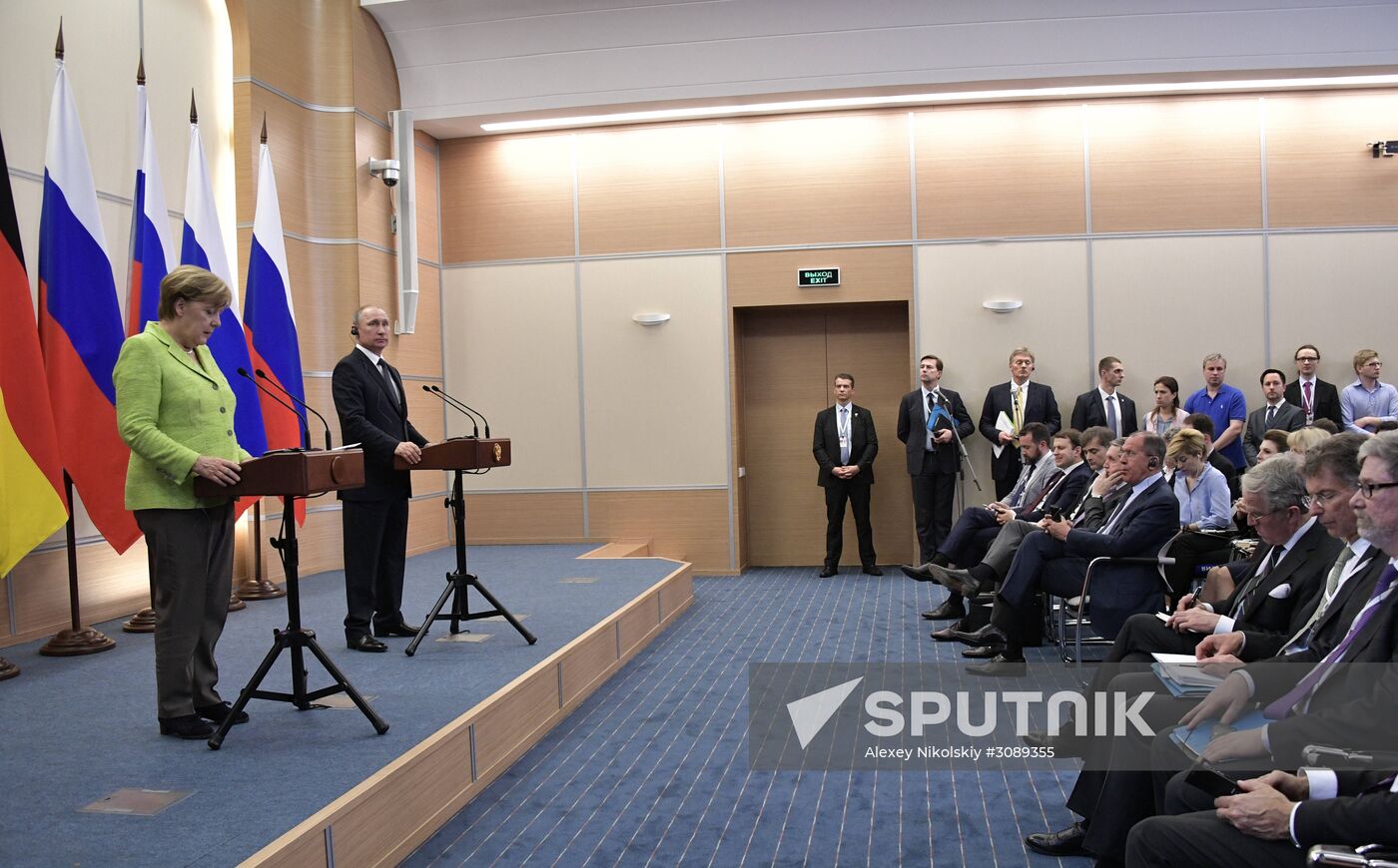 Vladimir Putin holds talks with Angela Merkel