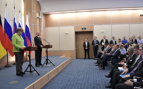 Vladimir Putin holds talks with Angela Merkel