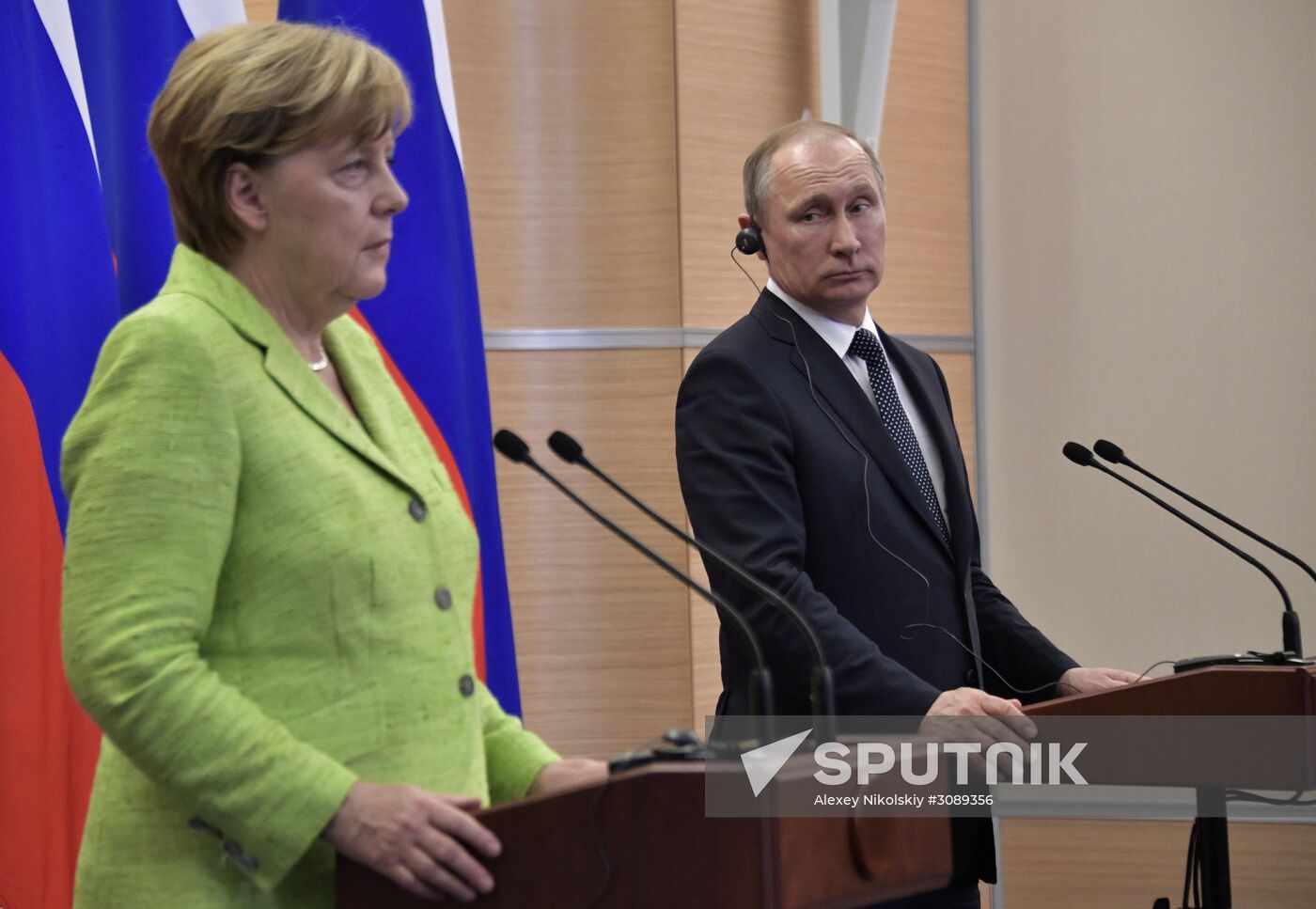 Vladimir Putin holds talks with Angela Merkel