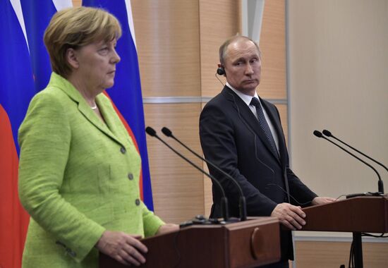 Vladimir Putin holds talks with Angela Merkel