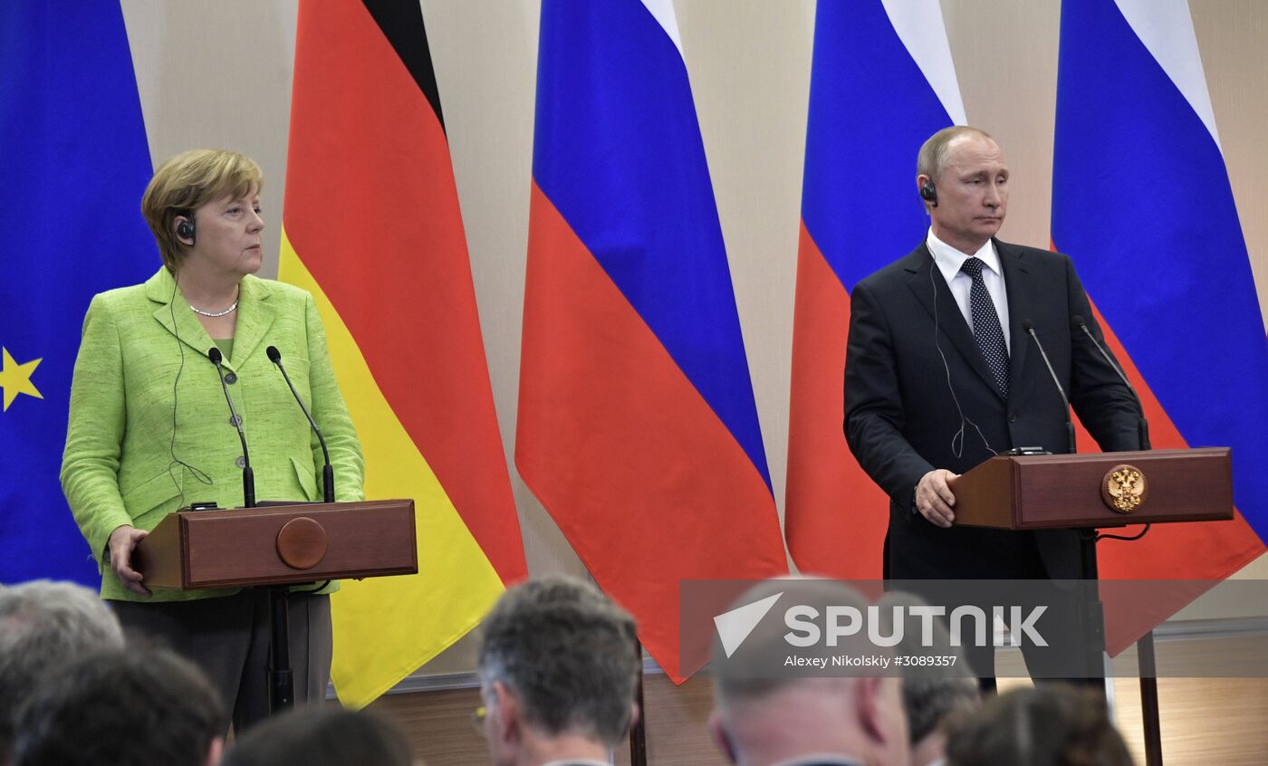 Vladimir Putin holds talks with Angela Merkel