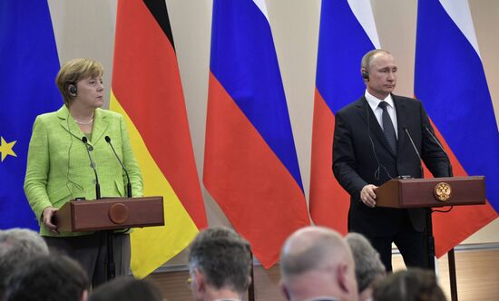 Vladimir Putin holds talks with Angela Merkel