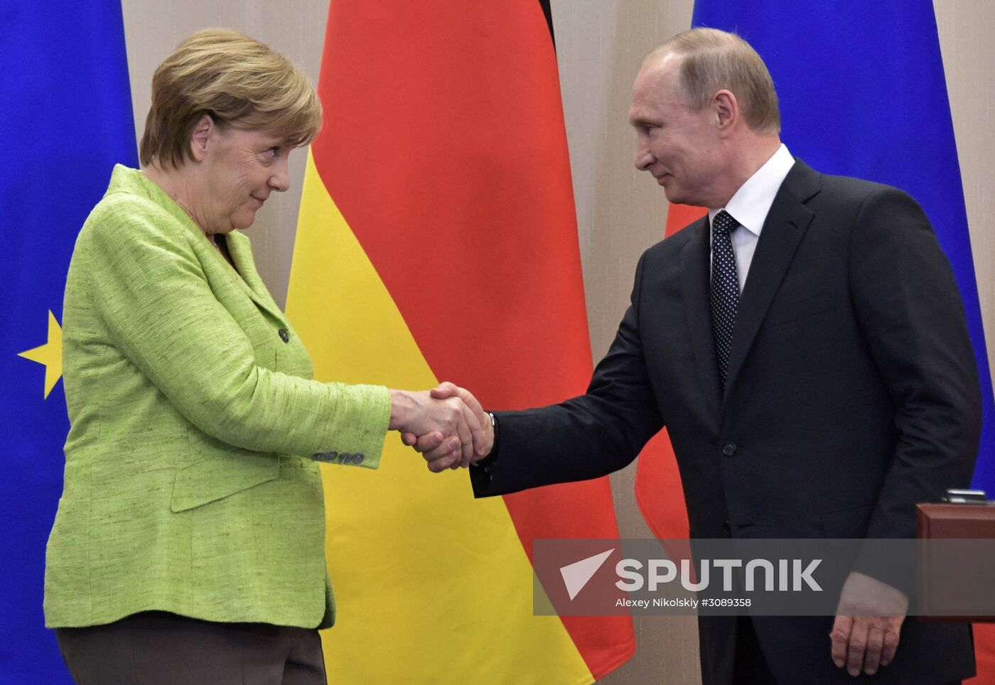 Vladimir Putin holds talks with Angela Merkel