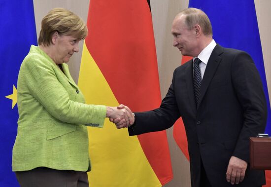 Vladimir Putin holds talks with Angela Merkel