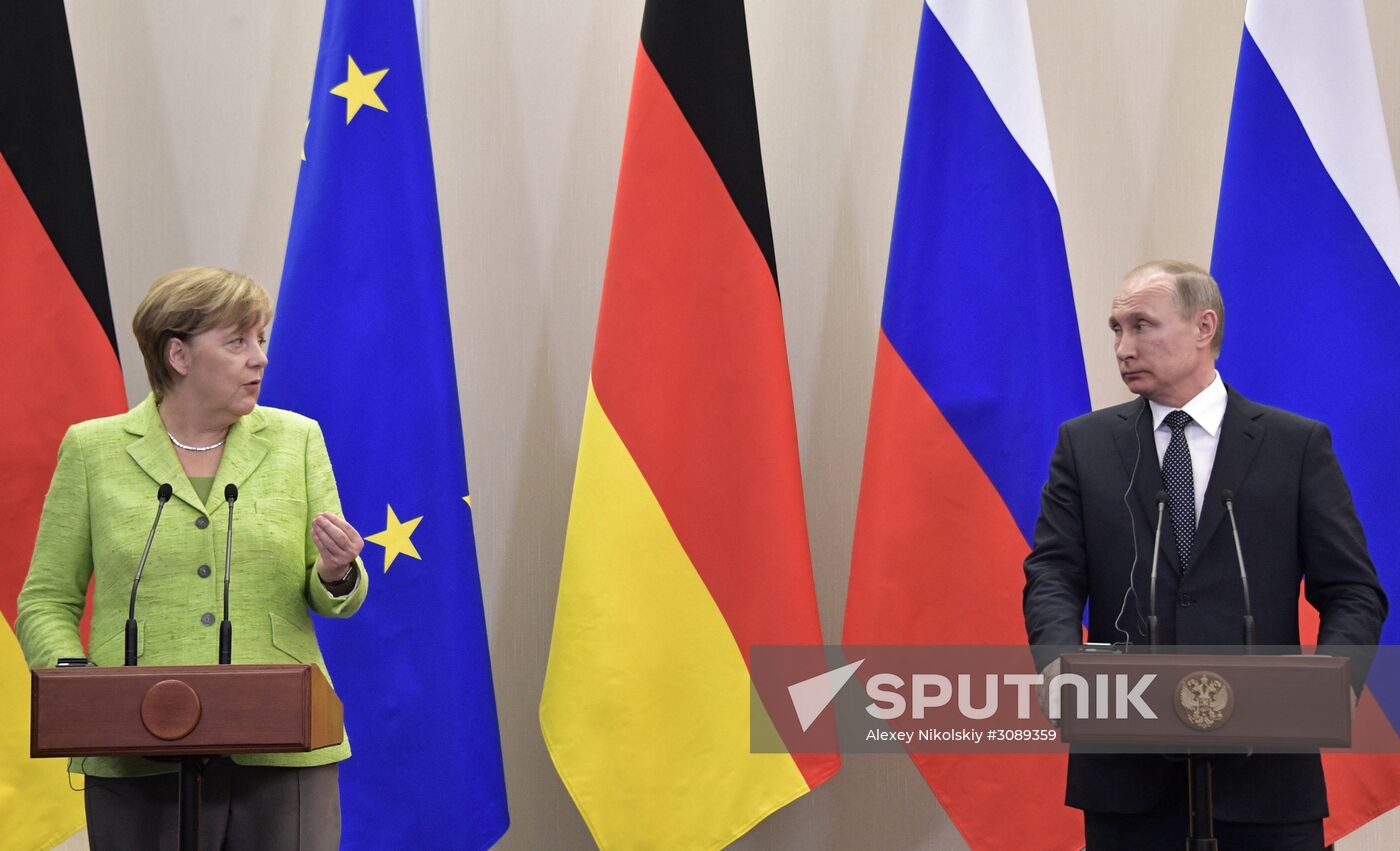 Vladimir Putin holds talks with Angela Merkel
