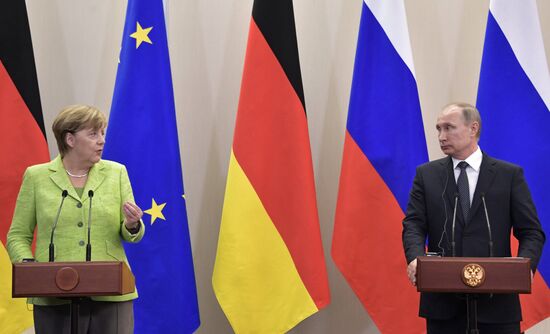 Vladimir Putin holds talks with Angela Merkel