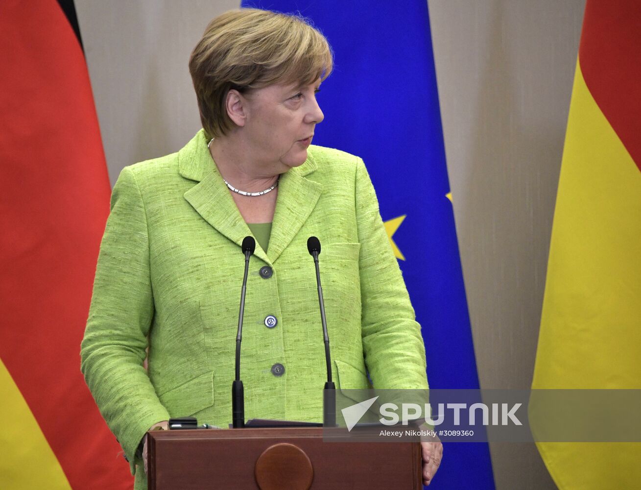 Vladimir Putin holds talks with Angela Merkel