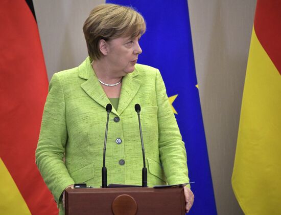 Vladimir Putin holds talks with Angela Merkel