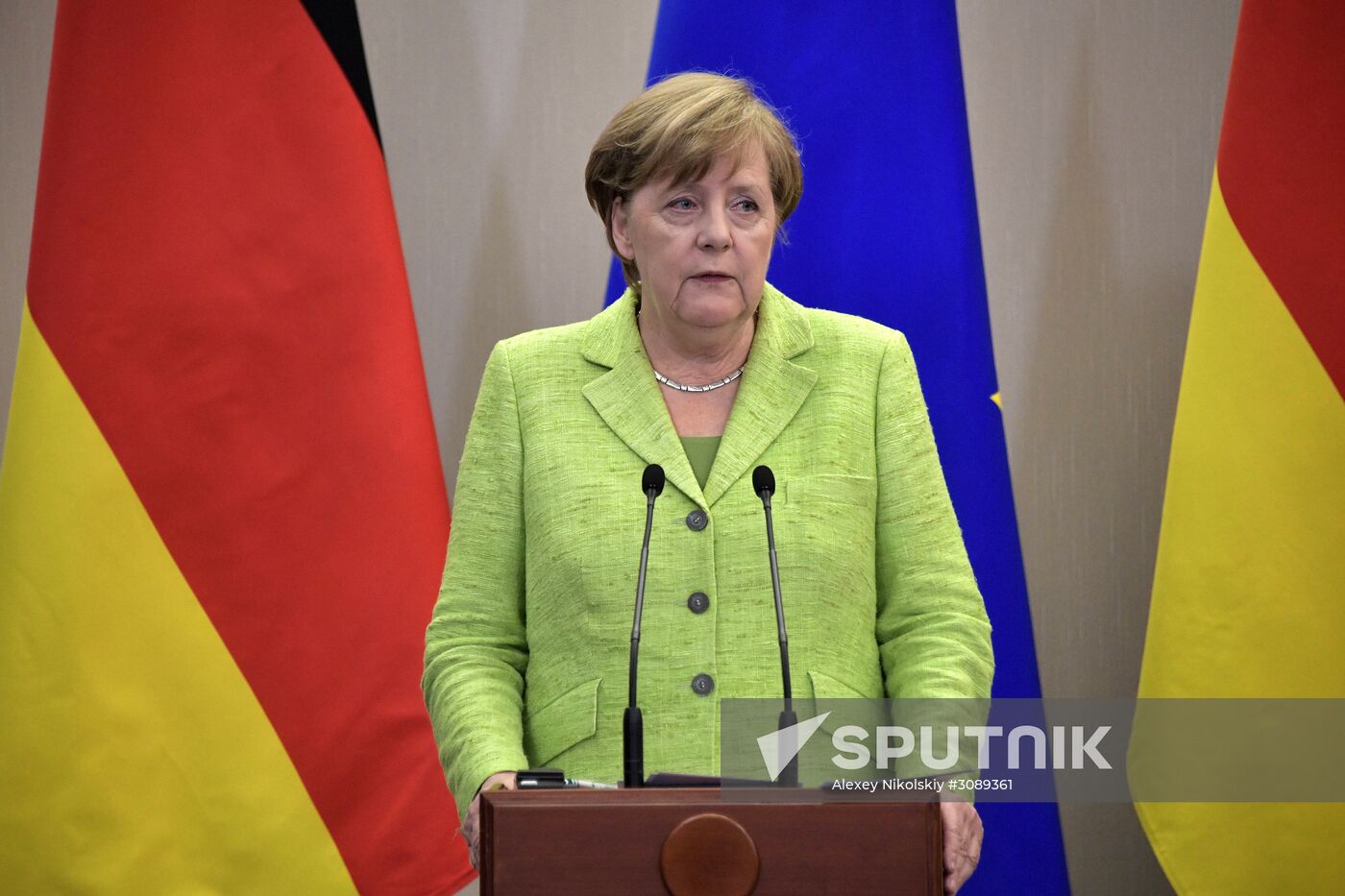 Vladimir Putin holds talks with Angela Merkel