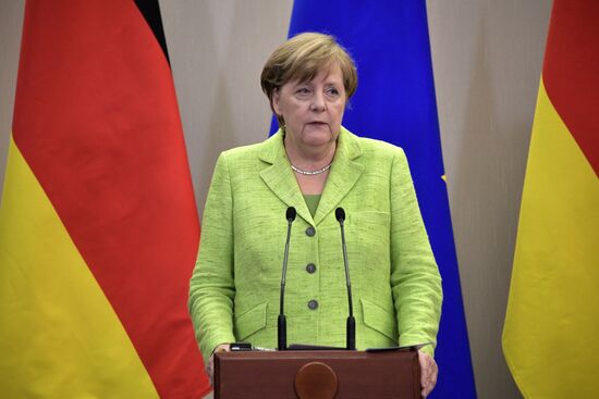 Vladimir Putin holds talks with Angela Merkel