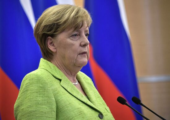 Vladimir Putin holds talks with Angela Merkel