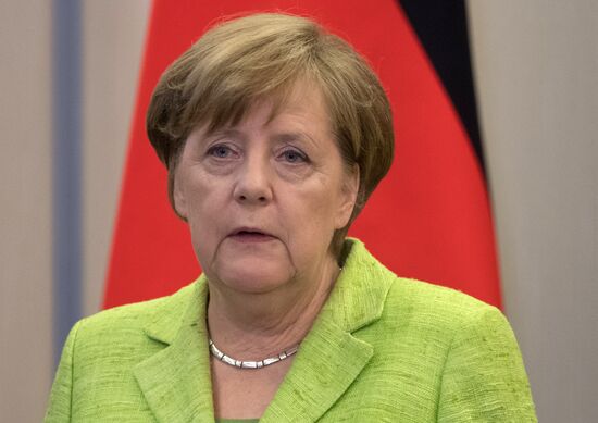 Vladimir Putin holds talks with Angela Merkel