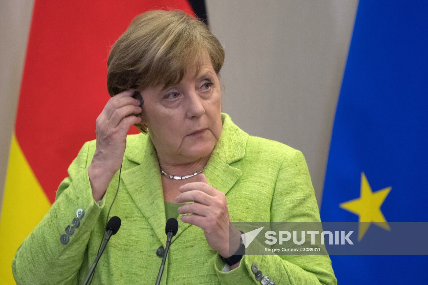 Vladimir Putin holds talks with Angela Merkel