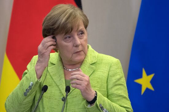 Vladimir Putin holds talks with Angela Merkel