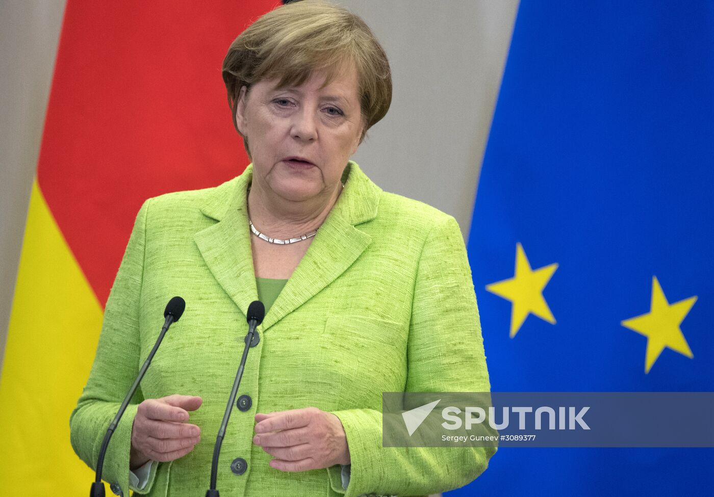 Vladimir Putin holds talks with Angela Merkel
