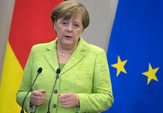 Vladimir Putin holds talks with Angela Merkel