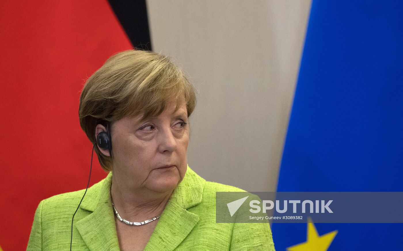 Vladimir Putin holds talks with Angela Merkel