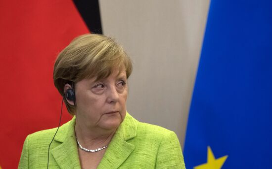 Vladimir Putin holds talks with Angela Merkel