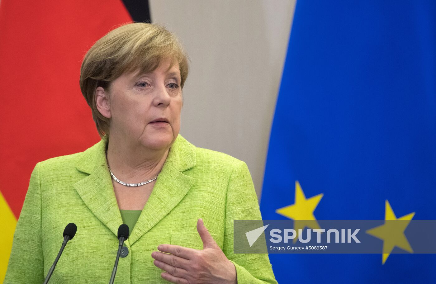 Vladimir Putin holds talks with Angela Merkel