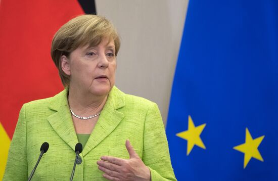 Vladimir Putin holds talks with Angela Merkel